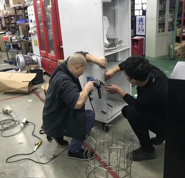 工廠生產車間：工人正在組裝大口徑工業吸塵器